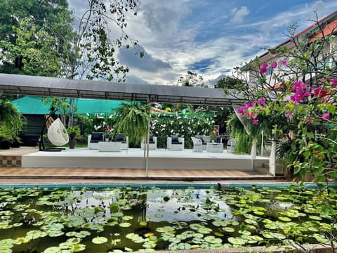 Double Room, 1 Queen Bed, Non Smoking, Private Bathroom | Living area