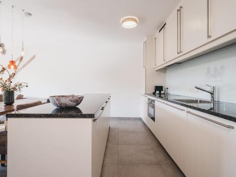 Zwei Zimmer Apartment Deluxe I | Private kitchen | Fridge, oven, stovetop, electric kettle