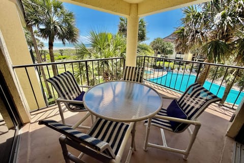 ocean side view/poolside balcony