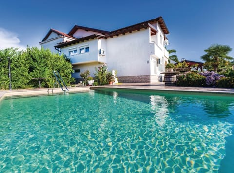 House (Six Bedroom Holiday Home with Pool) | Exterior