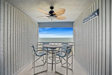 Have dinner while enjoying the waves rolling in.