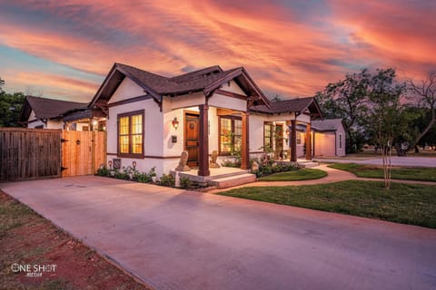 Enjoy your stay at the luxurious Royal Estate Manors!