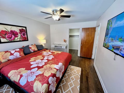 King Bed w Smart TV and AC