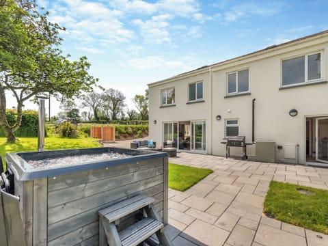 Hot tub | Llwyncelyn Farmhouse, Clynderwen