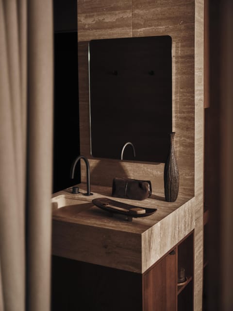 Shower, rainfall showerhead, free toiletries, hair dryer