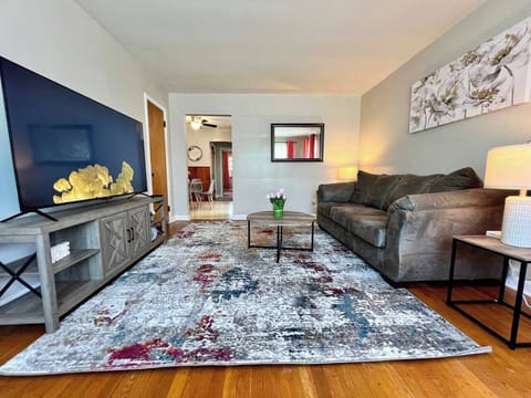 Living Room w Smart TV