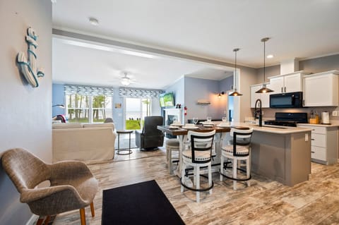 Gather and savor in our inviting kitchen and dining area! Perfect for cooking, sharing meals, and making memories together. 🍽️❤️