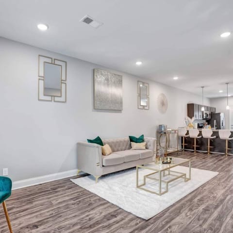 House | 2 bedrooms, desk