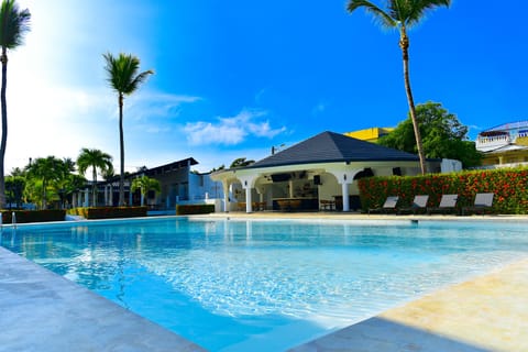 Outdoor pool, free cabanas, pool umbrellas