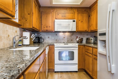 Old-School coffee maker, fridge with ice maker, m/w, toaster and a toaster oven