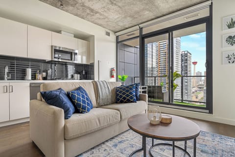 Comfortable living space that offers cooking, relaxing, a place to eat, a spot to work and additional sleeping space on the pull out sofa bed. Off the living space you will also have a wonderful patio (private) and beautiful views. 