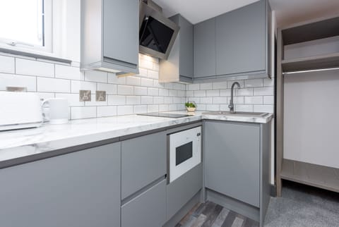 Superior Studio, Ensuite | Shared kitchen | Cookware/dishes/utensils