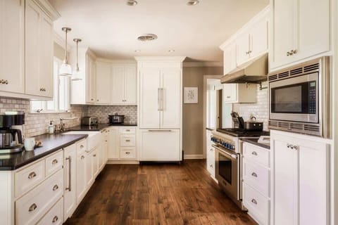 TheHowellHouse-4640SMontgomerySt-037-4000