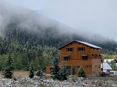 Exterior - back of the cabin in the Winter 