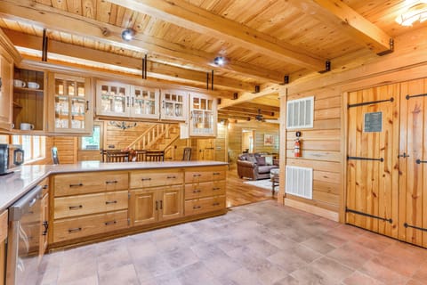 House (4 Bedrooms) | Interior