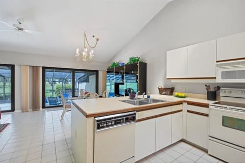 HOak2121 Kitchen with view