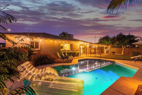 [Backyard] Pool with outdoor dining area