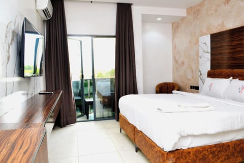 Exclusive Suite | In-room safe, individually furnished, soundproofing, iron/ironing board