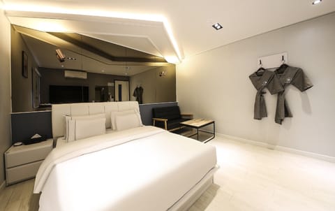 Deluxe Double Room, City View | Egyptian cotton sheets, premium bedding, down comforters