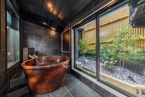 Deluxe House | Bathroom | Separate tub and shower, free toiletries, hair dryer, slippers