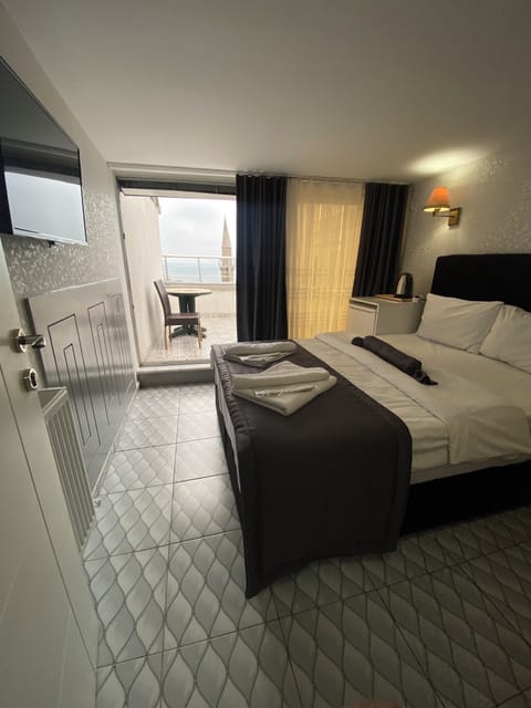 Romantic Double Room | In-room safe, desk, laptop workspace, soundproofing
