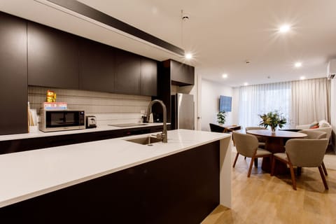 Fully equipped kitchen, open plan dining and lounge