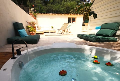 Outdoor spa tub