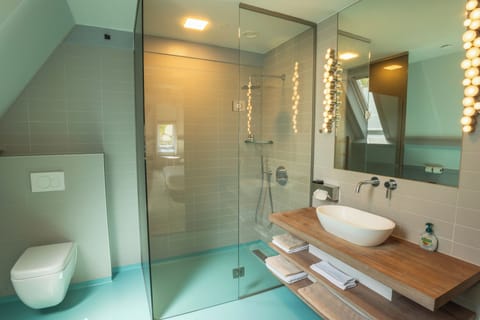 Deluxe Double Room, Private Bathroom | Bathroom | Shower, free toiletries, hair dryer, towels