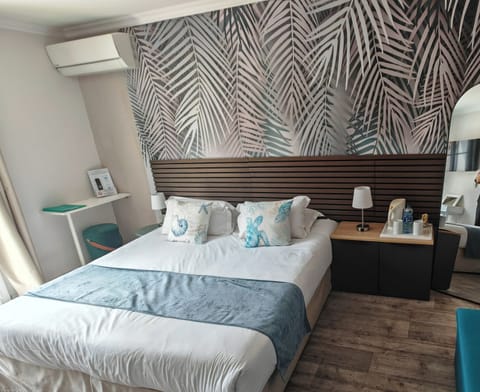 Panoramic Double Room, Private Bathroom, Courtyard View (Riviera terrasse vue fontaine) | Iron/ironing board, free WiFi