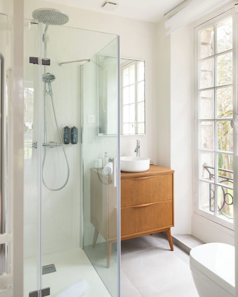 Premium Double Room, Park View | Bathroom | Free toiletries, hair dryer, towels, soap