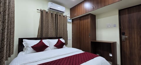 Deluxe Double Room, 1 Queen Bed, Non Smoking | Egyptian cotton sheets, premium bedding, down comforters
