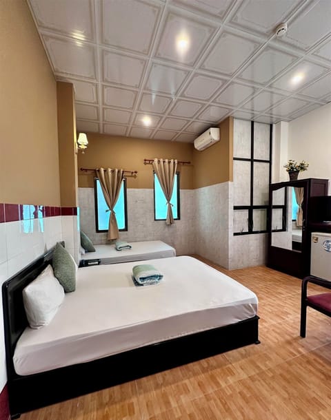 City Triple Room, City View | Hypo-allergenic bedding, individually decorated, individually furnished