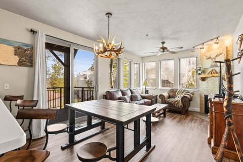 Crestview D208 by Moose Management