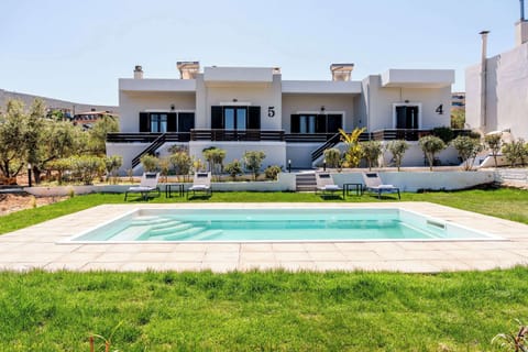 
A stylish setting combining contemporary design with outdoor comfort.