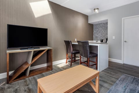 Deluxe Suite, 1 King Bed, Non Smoking | Living area | TV