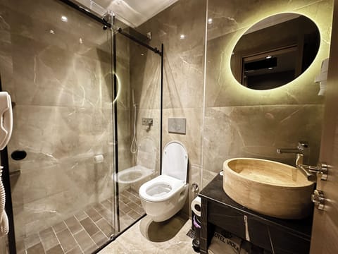 Twin Room | Bathroom | Free toiletries, hair dryer, towels, soap