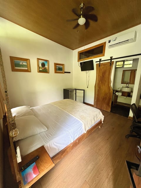 Desk, laptop workspace, WiFi (free)