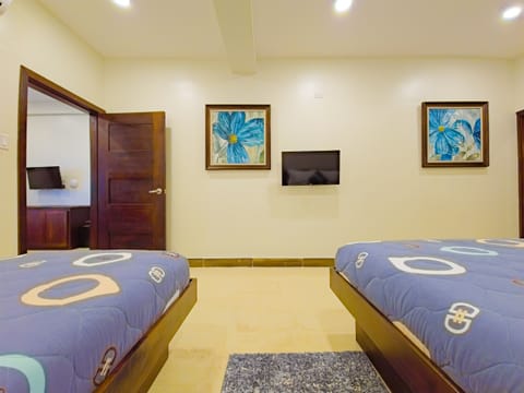BEDROOM (Queen bed &Twin bed)