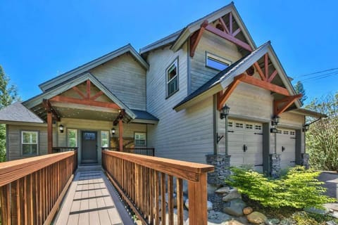 South Lake Tahoe mountain cabin surrounded by tall pines, located near hiking, mountain biking and snowshoeing trails with easy access to Tahoe's outdoor adventures, Heavenly and Sierra-at-Tahoe.