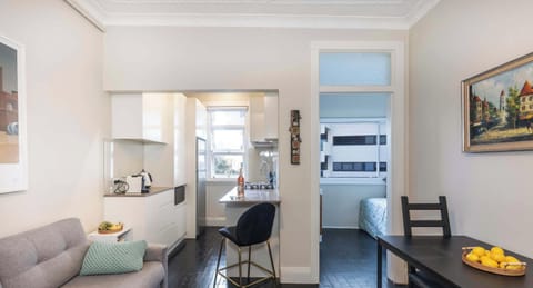 Dining for 3 with breakfast bar and unlimited wifi