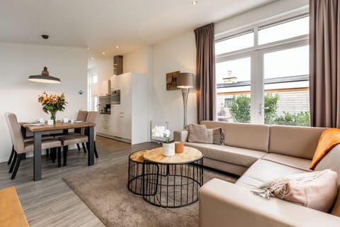 Comfort Bungalow, Non Smoking, Patio (Biebosch) | Living area | TV