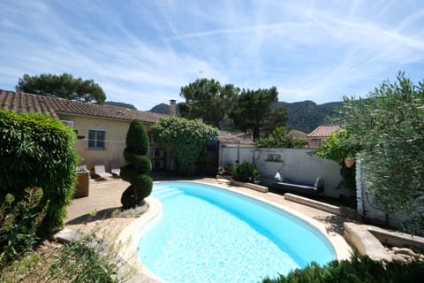 MAUBEC vacation rental, comfortable house for rent, heated swimming pool for 6 people. Online reservation with Plaisirs & Maisons de Provence
