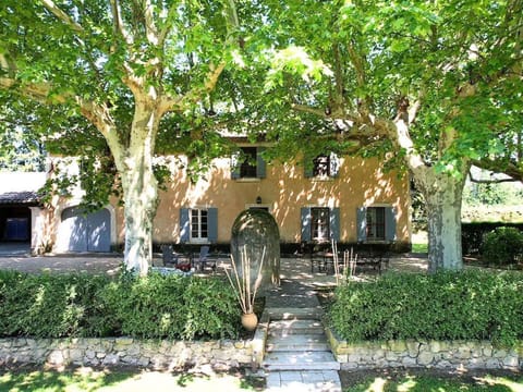 LES VIGNERES holiday rental farmhouse for rent with all comfort frontage for 10 people. Online reservation with Plaisirs & maison de Provence