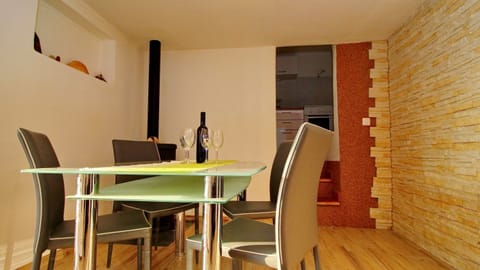 House (Holiday Home Bili Žal - Two Bedroom ) | Dining room