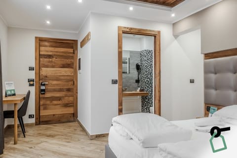 Comfort Quadruple Room | In-room safe, desk, free WiFi, bed sheets