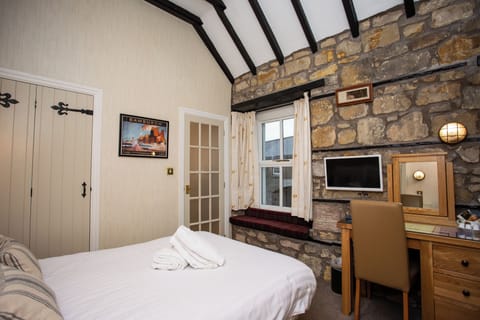 Double Room | Free WiFi, bed sheets