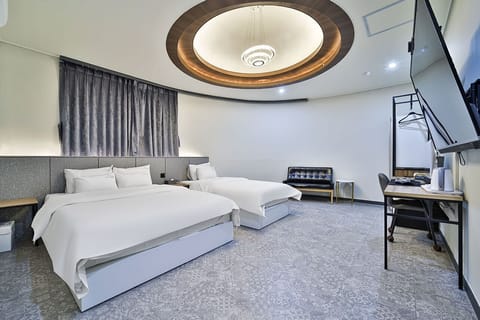 Family Twin Room | Premium bedding, desk, laptop workspace, free WiFi