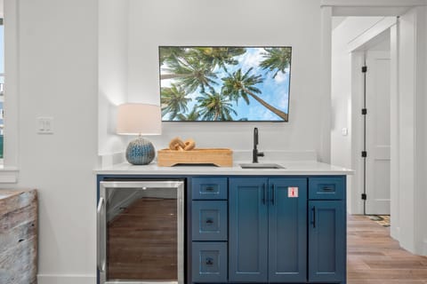 Entryway Wet Bar, 1st Floor