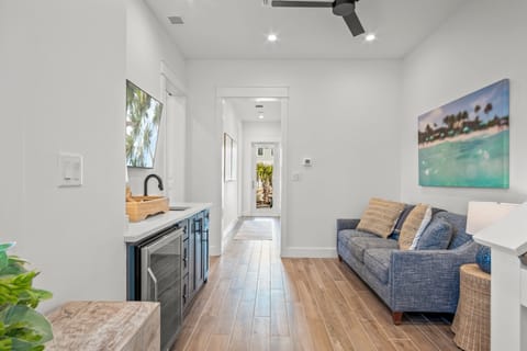 Entryway Living Area with Wet Bar, 1st Floor