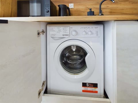 The kitchen's modern amenities ensure a comfortable stay.